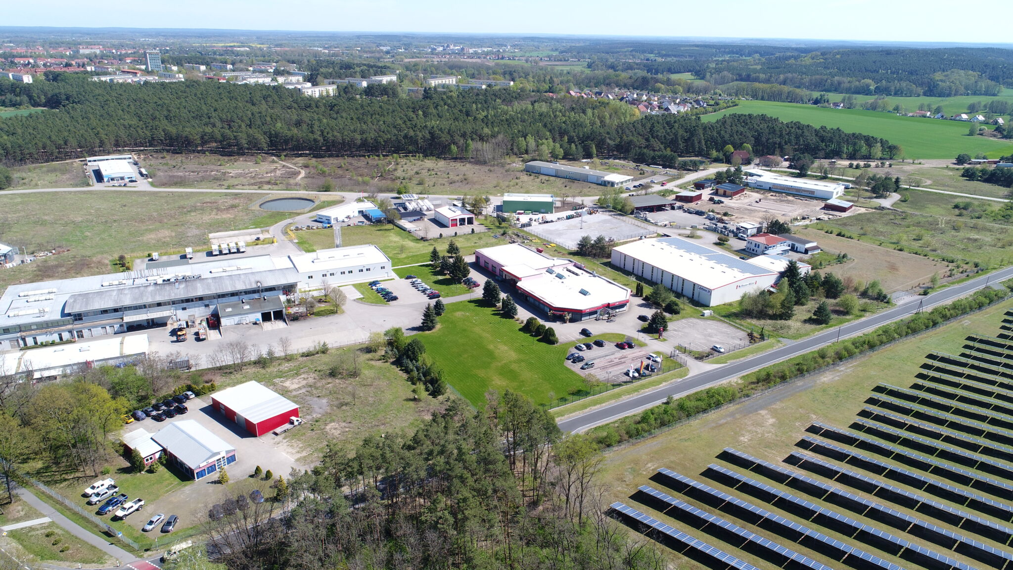 „Guben gewinnt“ Ministerin Schneider beim Richtfest für BifiFabrik