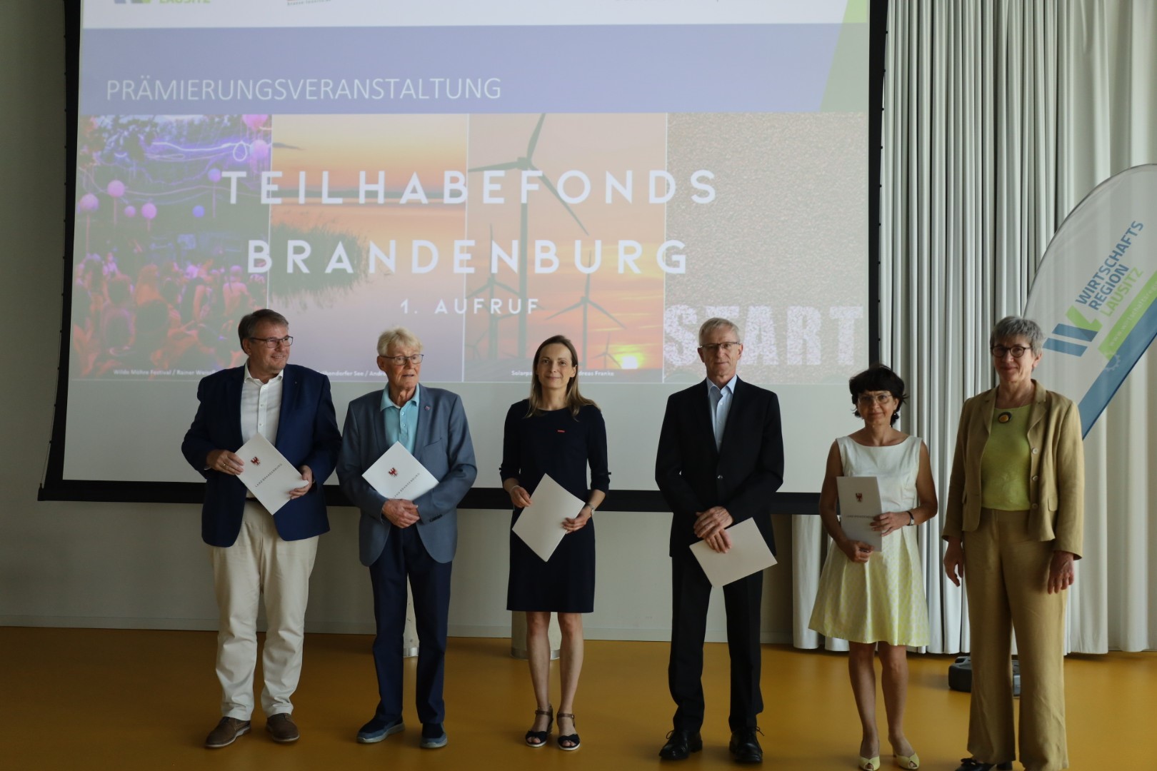Prämierte des 1. Aufrufs Teilhabefonds Brandenburg mit Ministerin Schneider (rechts)