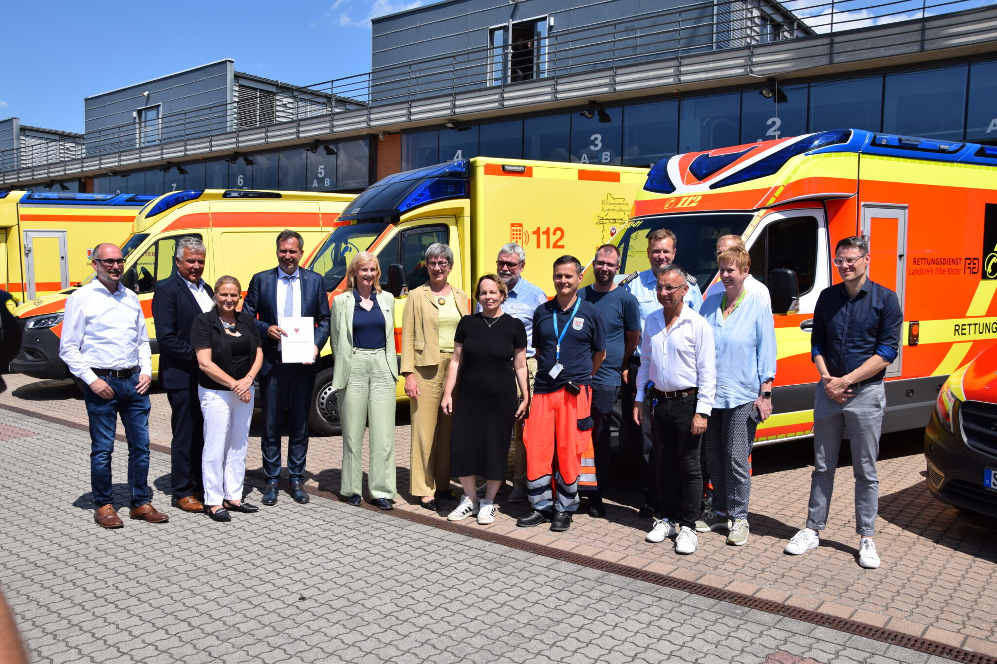 Gruppenfoto mit Akteuren vor der Regionalrettungstelle in Cottbus