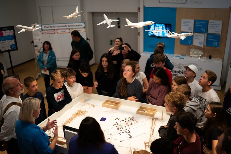 Cottbuser Schülerinnen und Schüler begutachten die neue Ausstellung in der Newton Flight Academy Brandenburg.