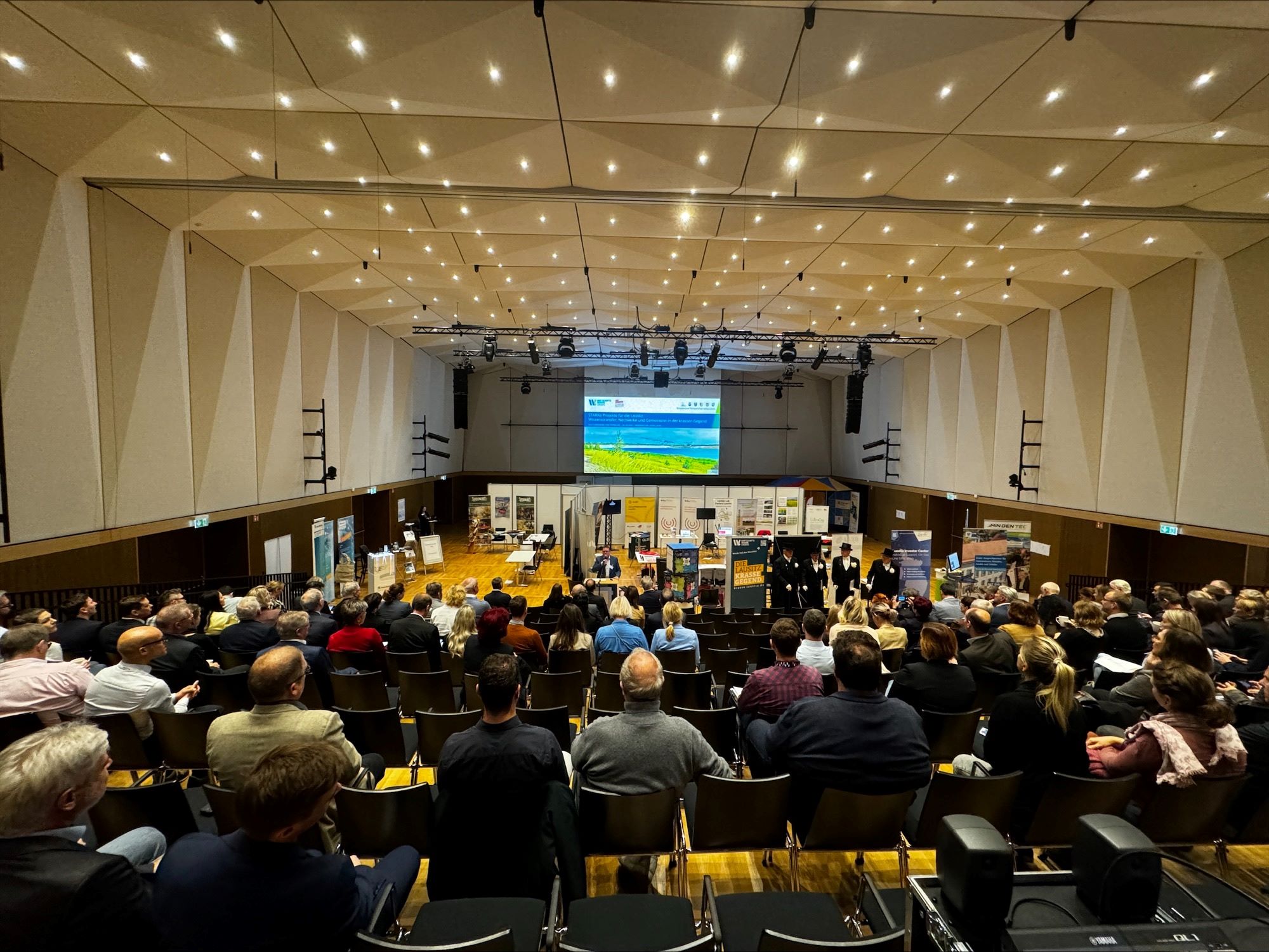 Auditorium im Saal der Kulturweberei zu den Kurzpräsentationen der STARK-Projekte