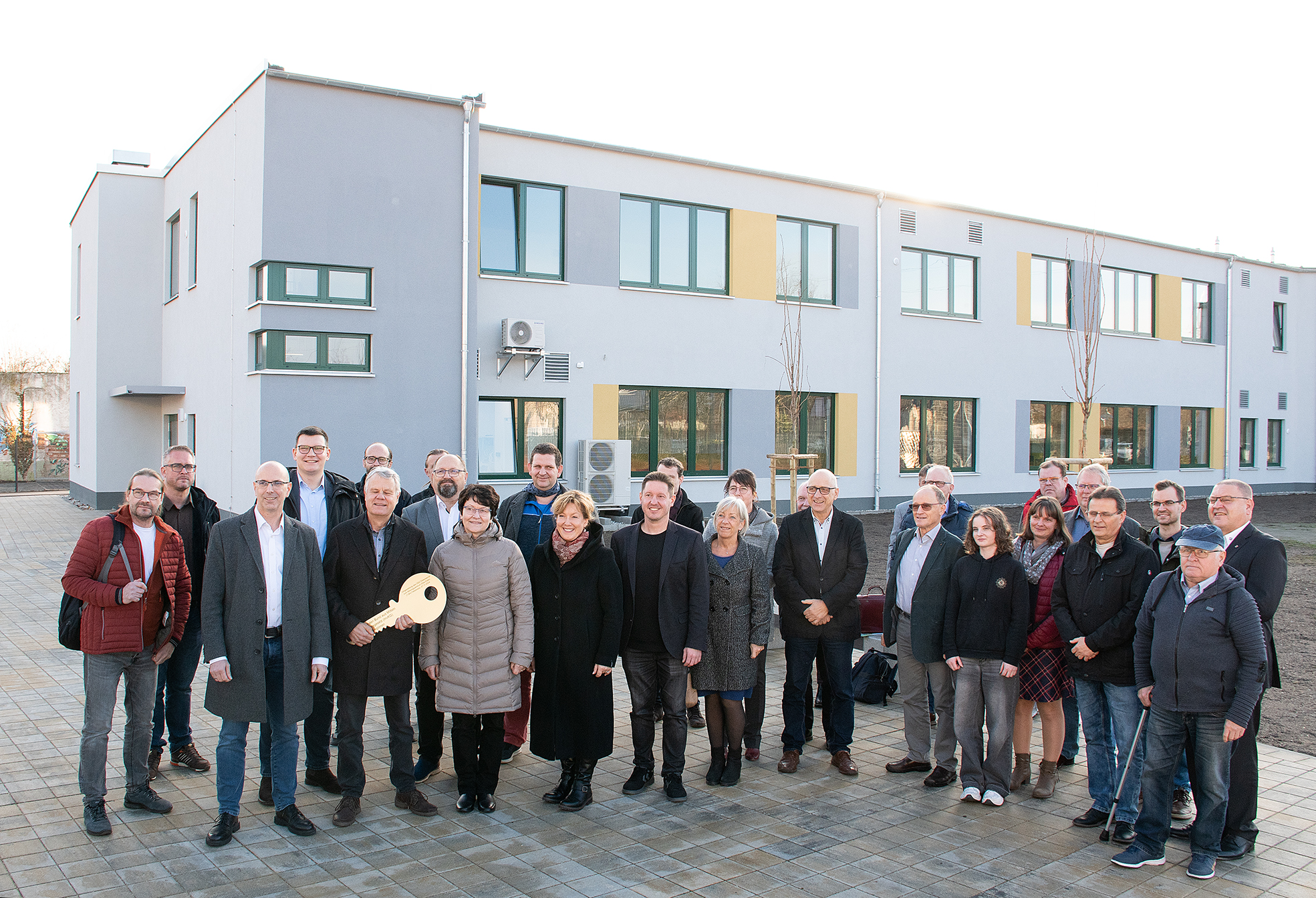 Zahlreiche Gäste versammelten sich vor dem neuen Schulgebäude zur feierlichen Schlüsselübergabe.