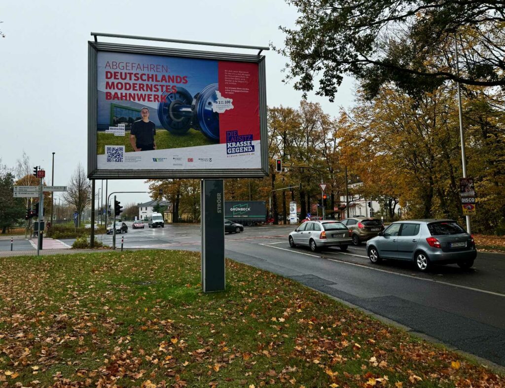 Großplakat zum Bahnwerk am Nordring in Cottbus hängend