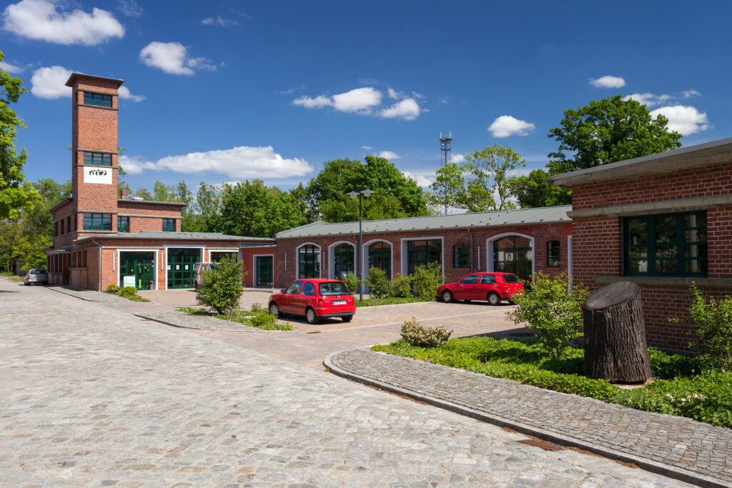 Ein Foto des Archäotechnischen Zentrums in Welzow. Zu sehen ist das Backsteingebäude des Museums von außen.