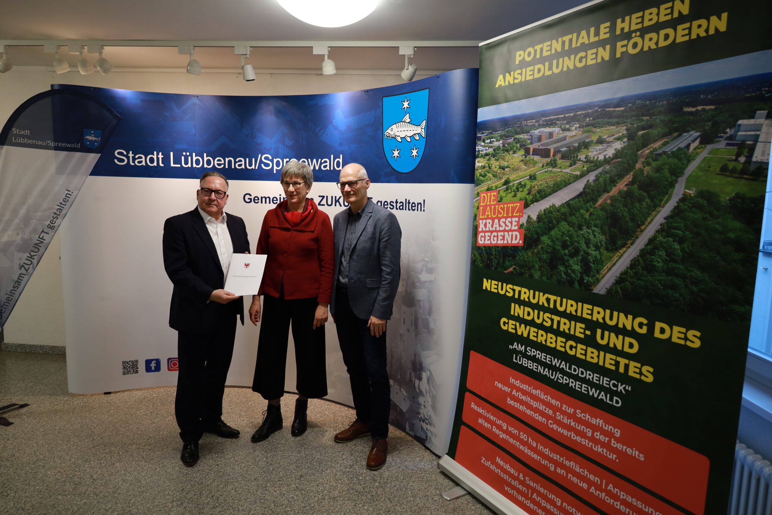 Ministerin Schneider mit Helmut Wenzel, Bürgermeister Stadt Lübbenau und... bei der Übergabe des Zuwendungsbescheids für den Ausbau des Gewerbegebiets "spreewalddreieck"