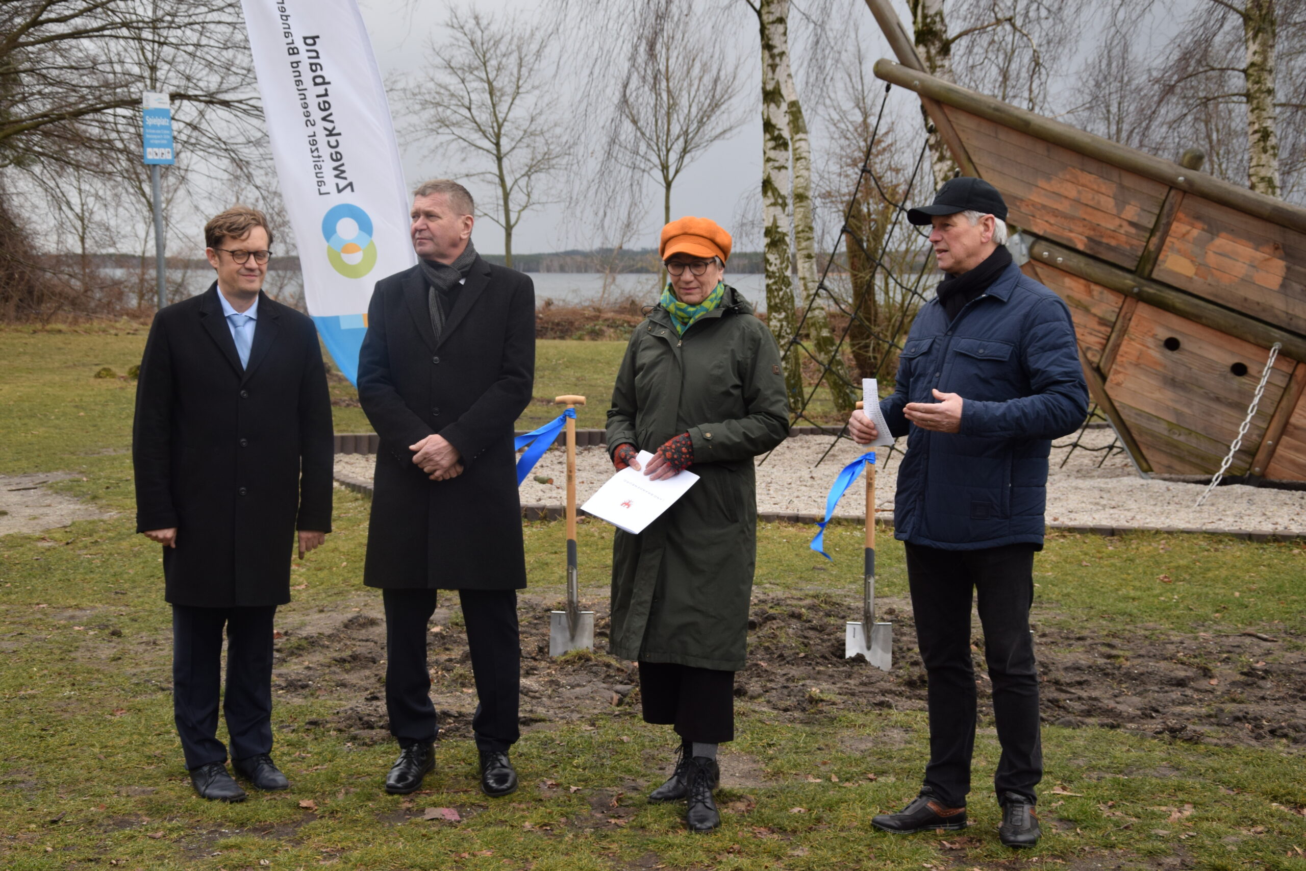 Auf dem Gelände eines Spielplatzes am Senftenberger See wurde ein Zuwendungbescheid übergeben von Ministerin Kathrin Schneider.