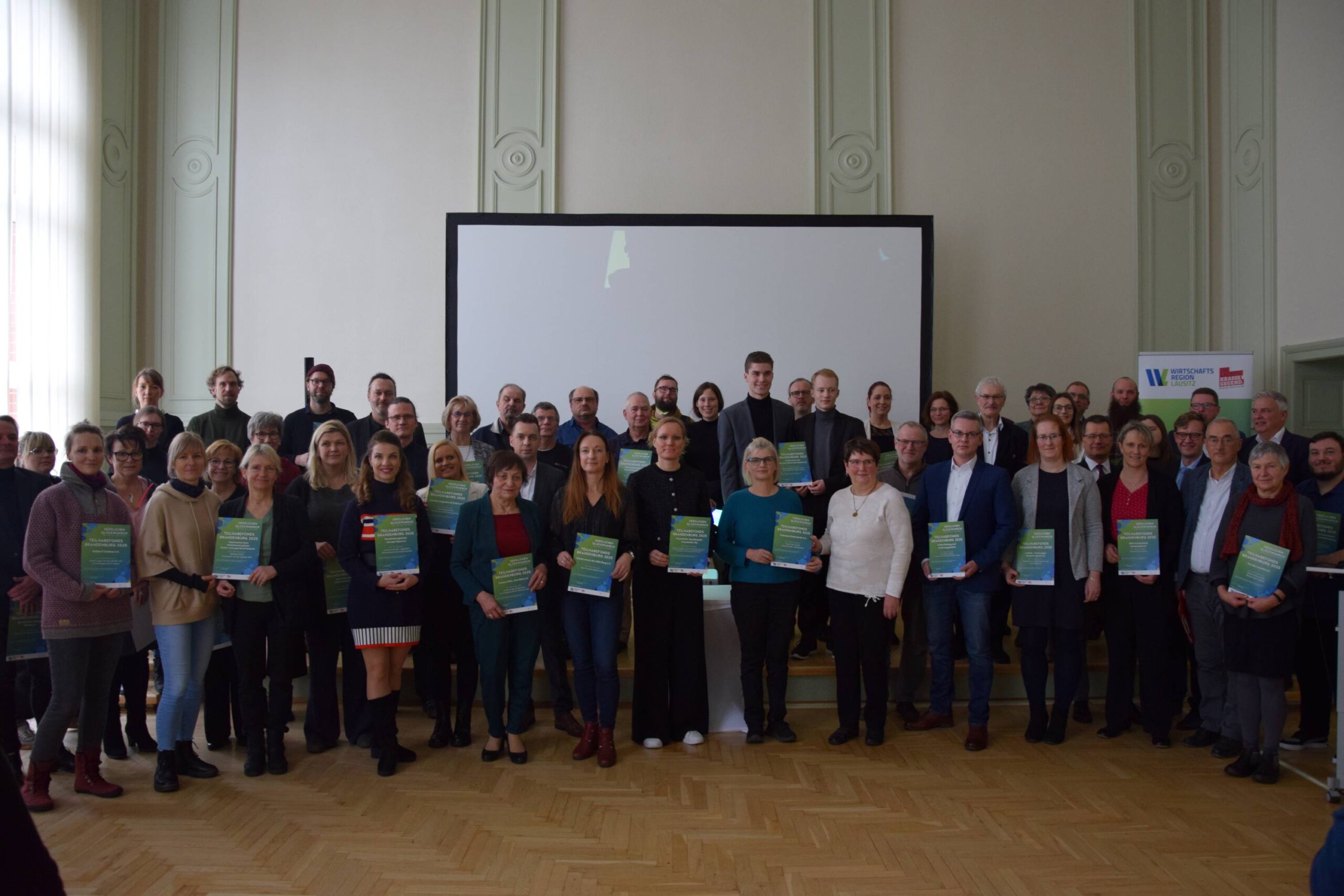 Ein Gruppenfoto aller 43 prämierten Projektinitiatoren und Projektinitiatorinnen des Teilhabefonds.