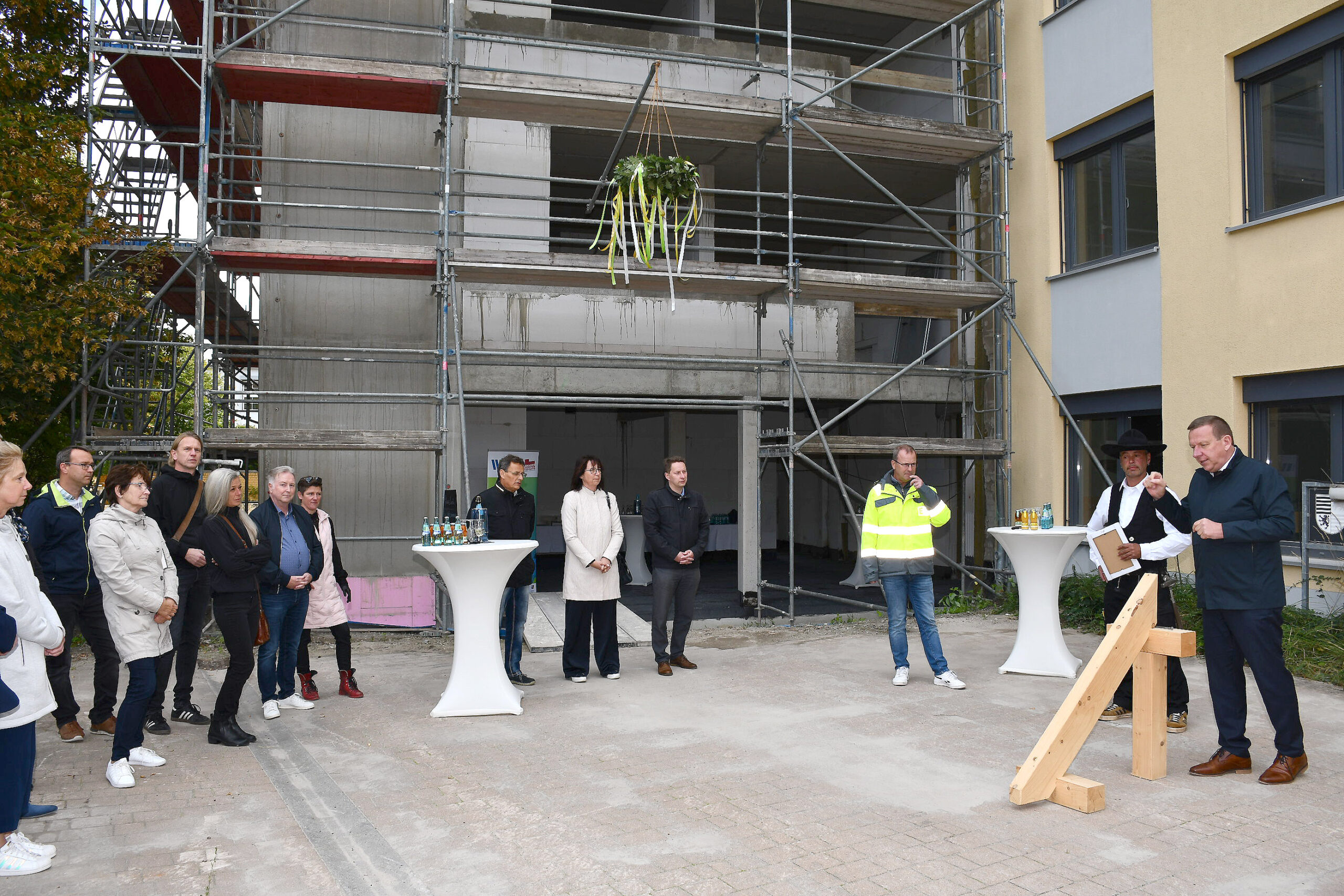Die Richtkrone schwebt über dem neuen Anbau des Oberstufenzentrums – ein sichtbares Zeichen für den Baufortschritt und die Zukunft der Berufsausbildung in Elsterwerda.