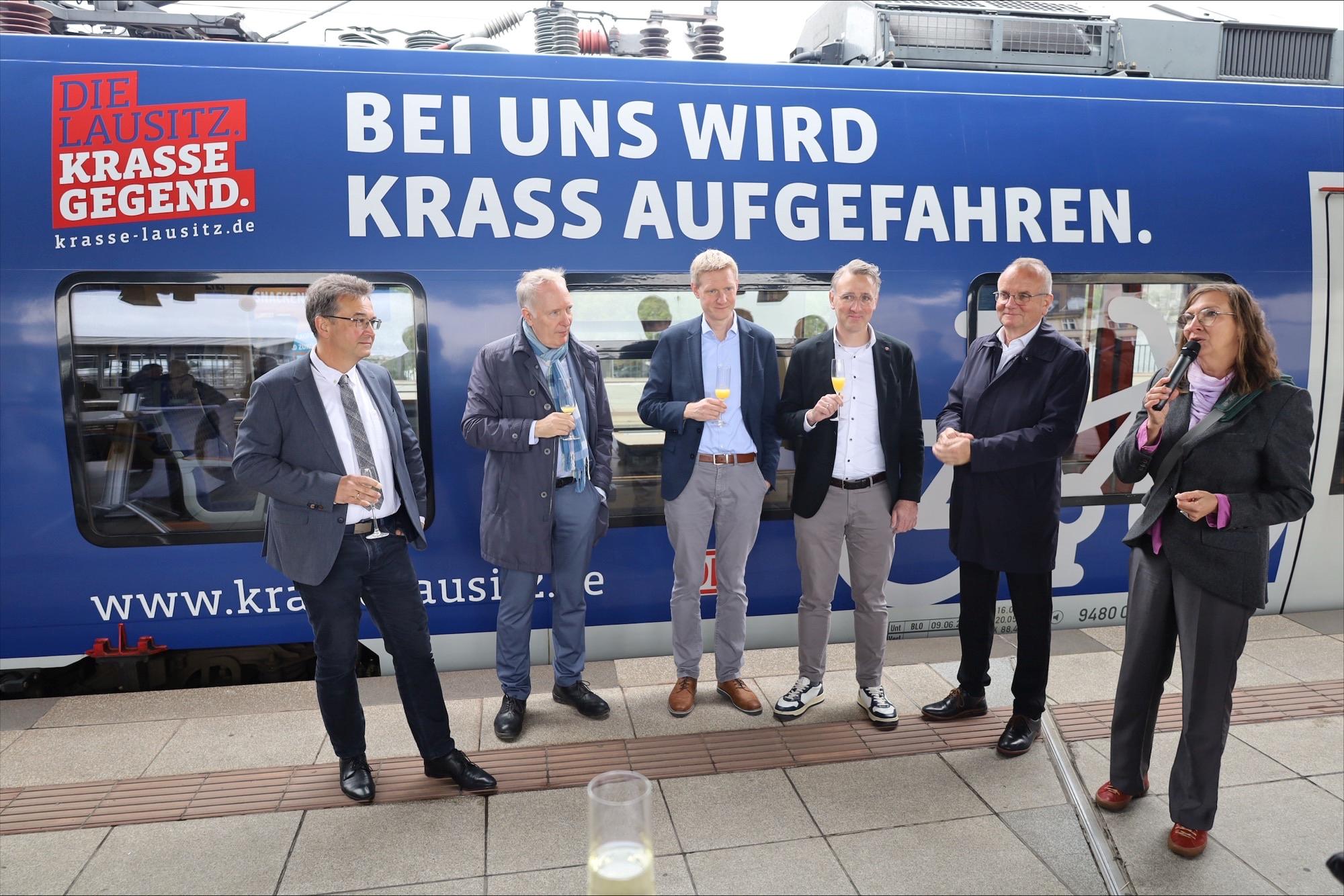 Zugeinweihung „Krasse Lausitz“ mit Torsten Schwieg (WRL), Alexander Kaczmarek (DB), Carsten Moll (DB), Christoph Heuing (VBB), Infrastrukturminister Detlef Tabbert und Ingvil Schirling (WRL) Zugeinweihung „Krasse Lausitz“ mit Torsten Schwieg (WRL), Alexander Kaczmarek (DB), Carsten Moll (DB), Christoph Heuing (VBB), Infrastrukturminister Detlef Tabbert und Ingvil Schirling (WRL)