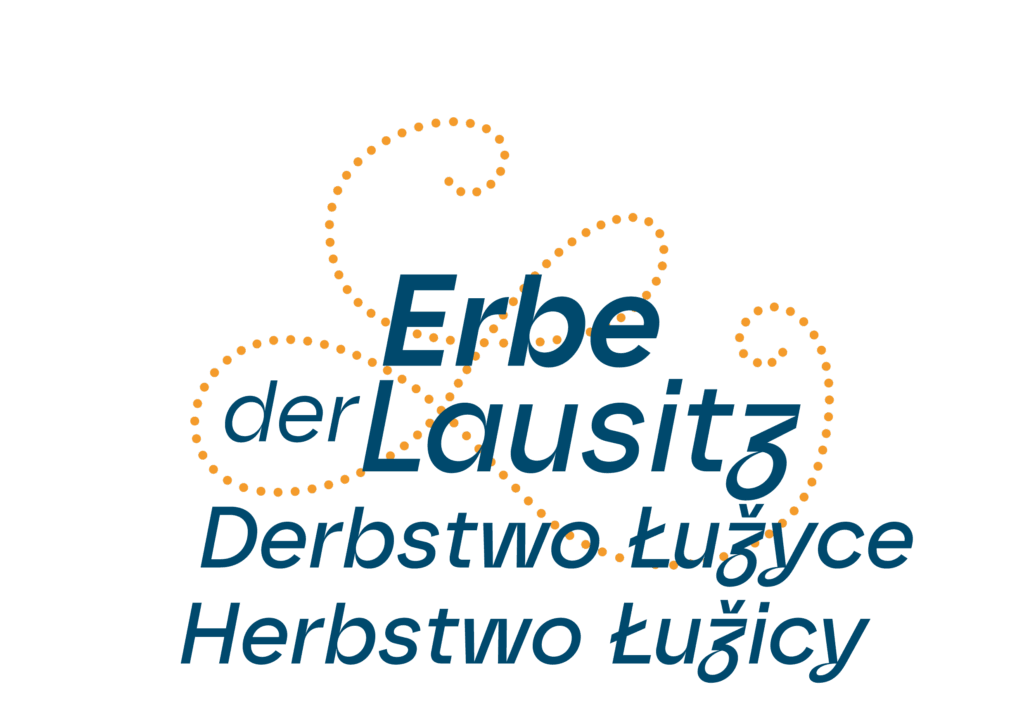 Dreisprachiges Logo: Erbe der Lausitz_Derbstwo Luzyce_Herbstwo Luzicy