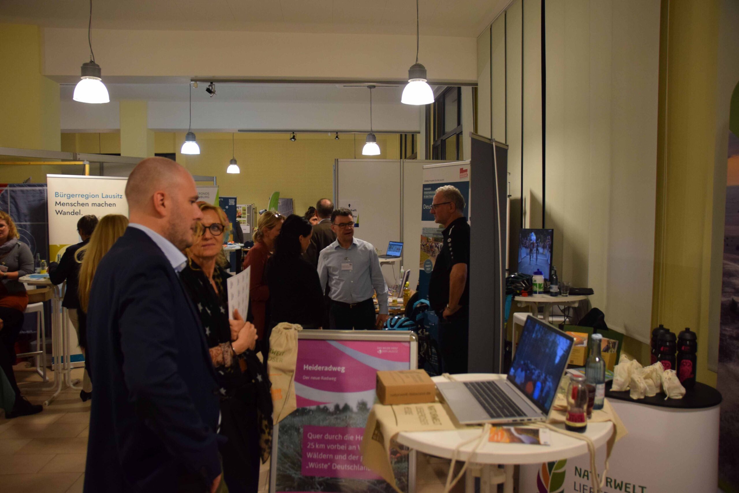 Bei der Ausstellung „STARKe Projekte für die Lausitz“ präsentierten 25 Initiativen aus dem Bundesprogramm STARK ihre Ideen, Ergebnisse und Visionen für den Strukturwandel in der Lausitz.