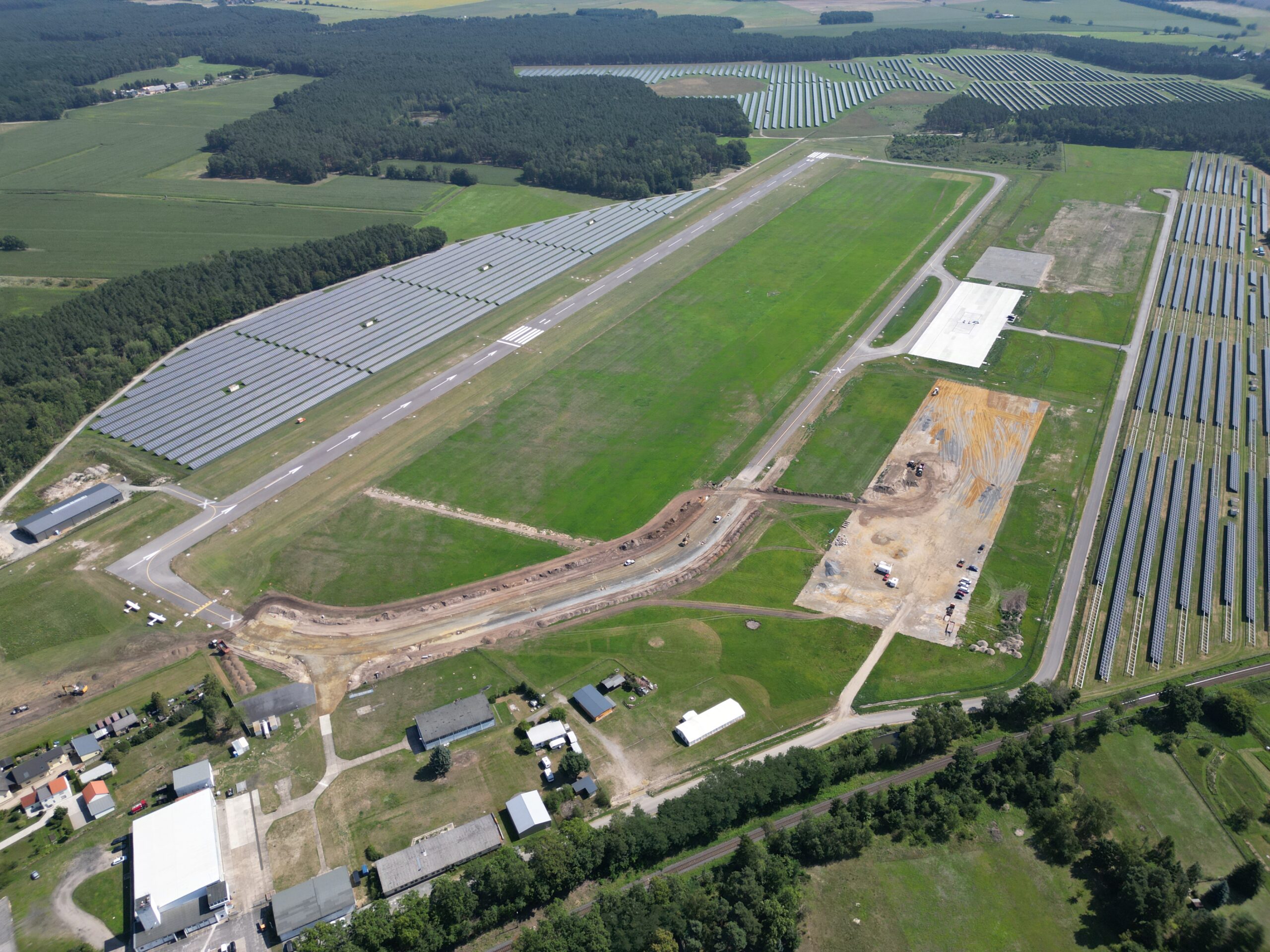 Luftbild des Verkehrslandeplatzes mit Gewerbeflächen und Zuwegung