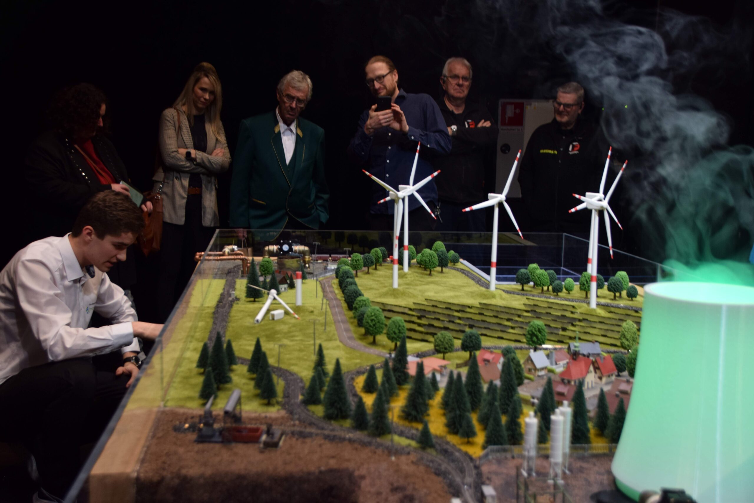 Der Förderverein des Max Steenbeck Gymnasium e.V. präsentiert das „Energiesystemmodell Lausitz – Strukturwandel erlebbar machen“, gefördert und umgesetzt aus dem 2. Aufruf Teilhabefonds Brandenburg