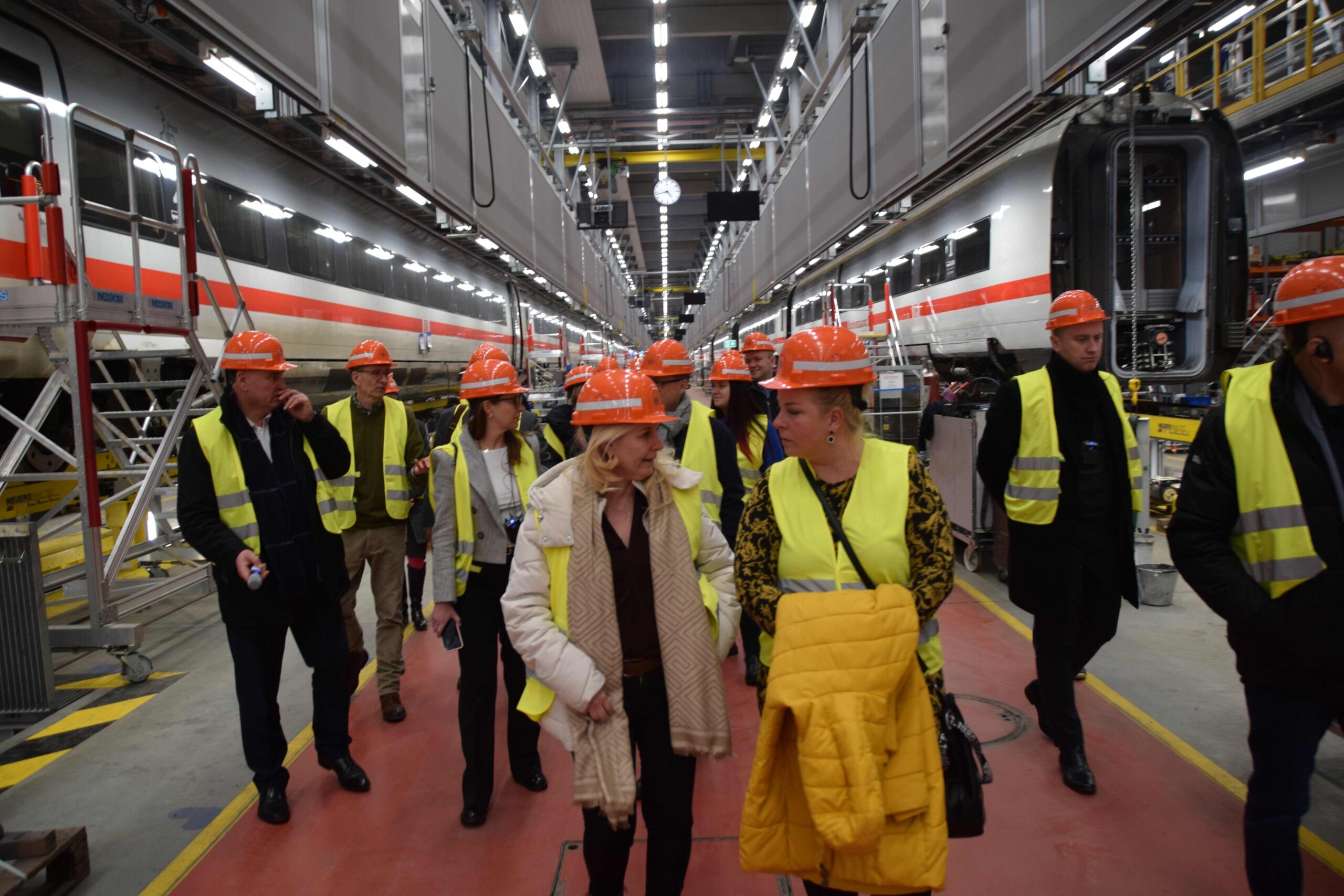 Die Konin-Delegation informiert sich im Bahnwerk Cottbus über moderne Instandhaltungstechnik.