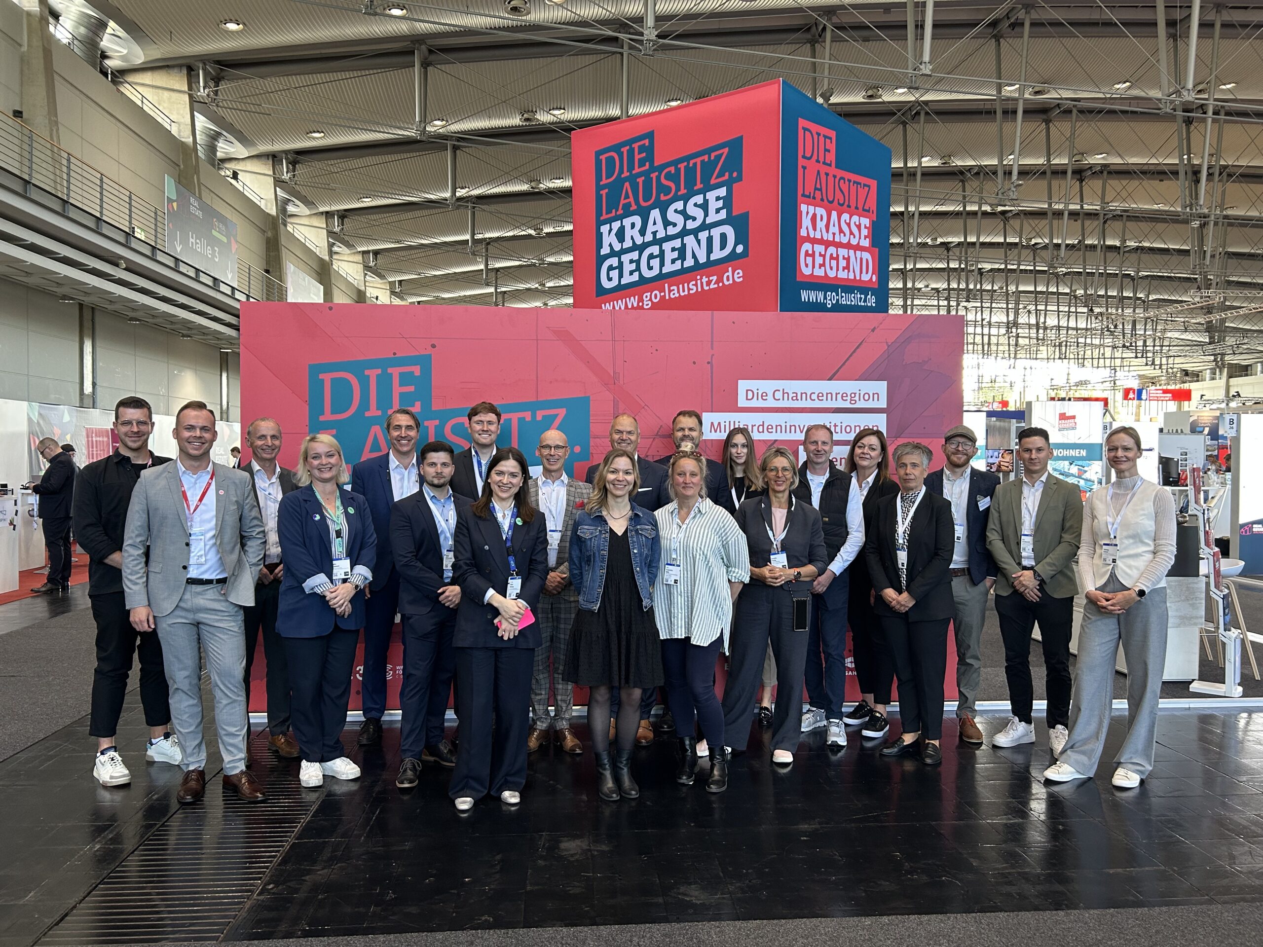 Gruppenbild der Akteure am Gemeinschaftsstand der Krassen Lausitz auf der Real Estate 2025