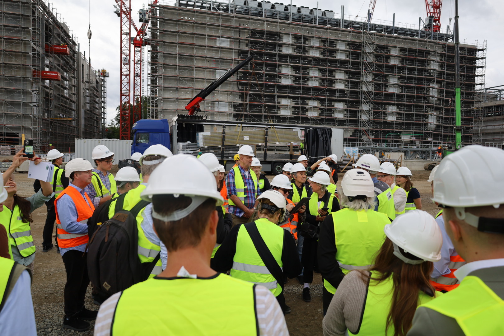 Rund 40 Pressevertreterinnen und Pressevertreter folgten im Rahmen der Medienreise Lausitz dem Rundgang über die Baustelle des Rechenzentrums von Schwarz Digits in Lübbenau