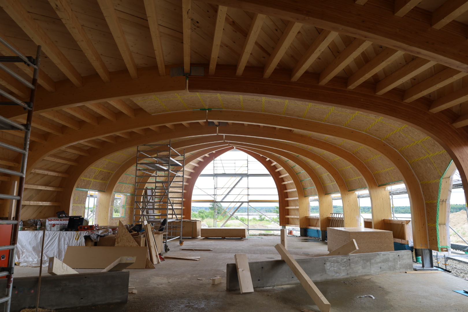 Rohbau des Multifunktionsgebäude mit Holzkonstruktion von innen
