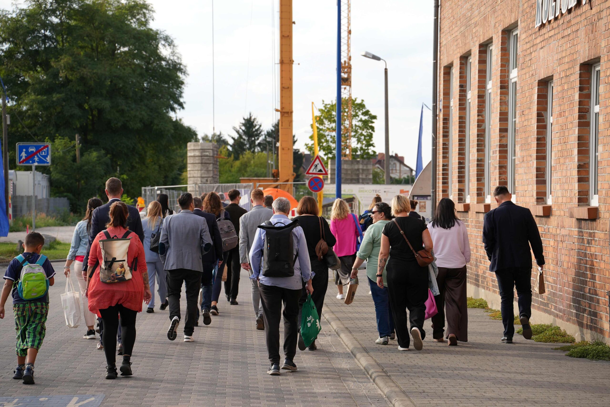 In Lübbenau/Spreewald führte ein Strukturwandel-Spaziergang mit Michael Jakobs unter anderem zur Baustelle des Coworking Space GREEN HUB, einem wichtigen Ankerpunkt im Innovationskorridor Berlin-Lausitz.