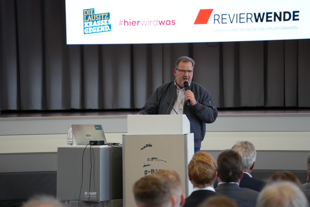 Projektreferent Revierwende, Dirk Süßrmilch, am Mikro auf der Bühne