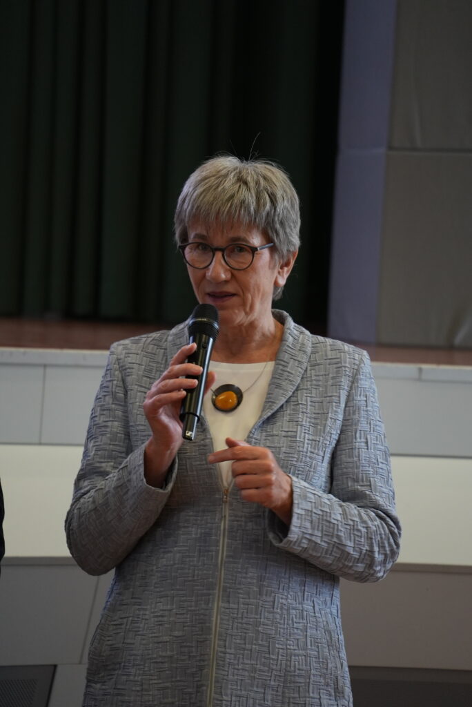 Ministerin Schneider am Mikro auf der Bühne
