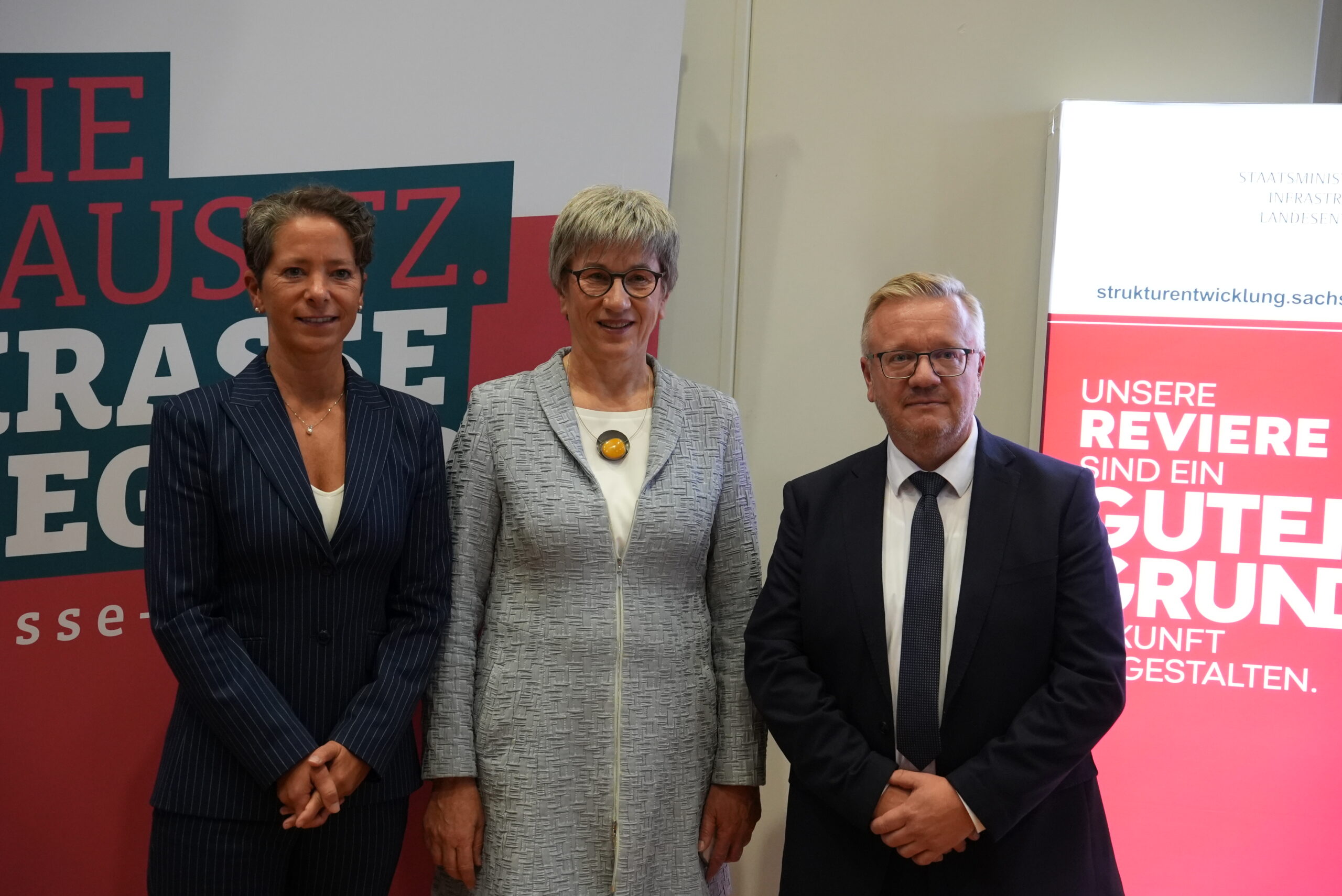 Gruppenfoto mit BAFA-PRäsidentin, Ministerin Schneider und sächsischen Staatssekretär vor Krasse Lausitz- und Ministeriums-Rollup