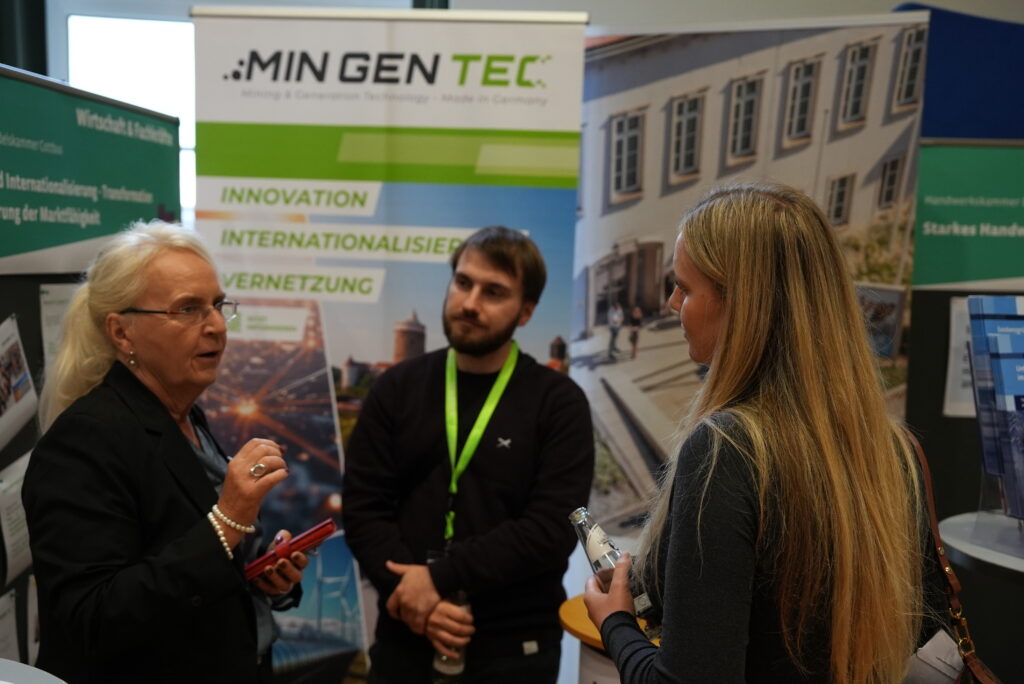 Frau Dr. Eisenberg, Projektleiterin MinGenTec im Gespräch am Ausstellungsstand