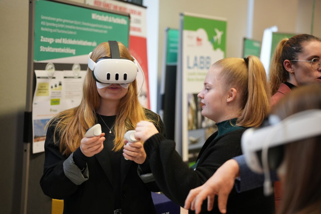 Eine Frau mit VR-Brille am Ausstellungsstand 